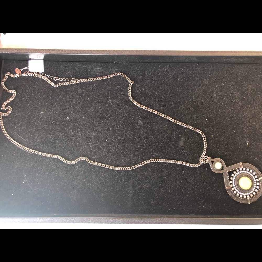 Adjustable length necklace with pearl medallion